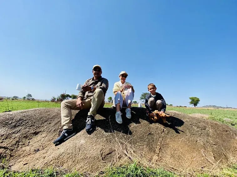 serengeti bushtops camp tansania afrika safari exklusiv the family project familienbild stein