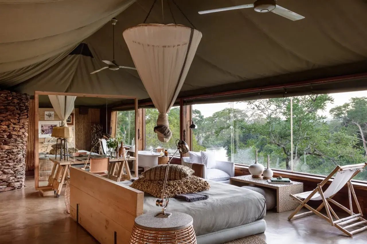 Großzügige Luxuslodge mit Blick in die Wildnis.