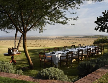 Esstisch am Rande der Serengeti mit Blick in die Weite der Landschaft.