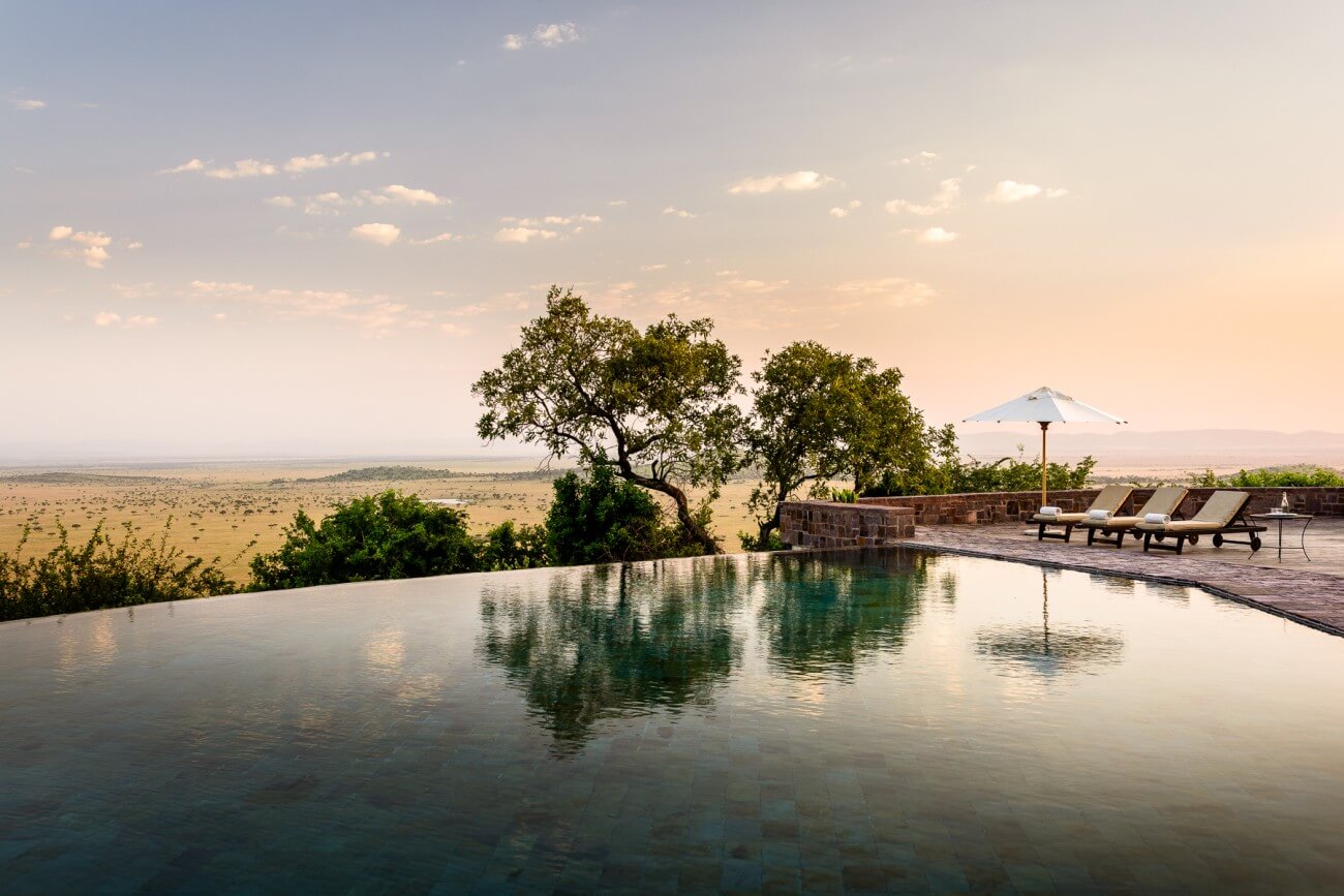 Infinity-Pool in der Dämmerung.