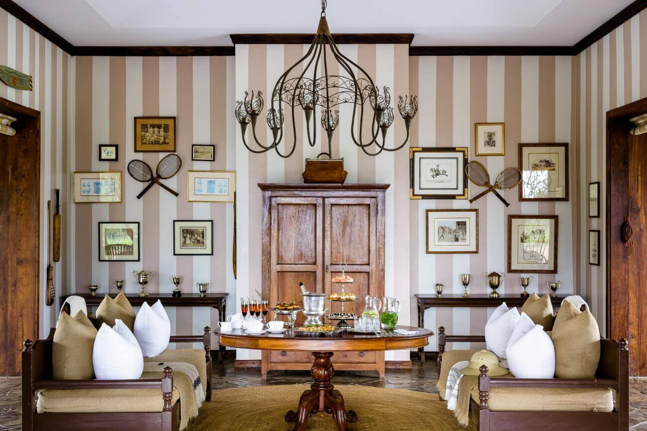 Elegantes Wohnzimmer mit vielen Bildern an der Wand.