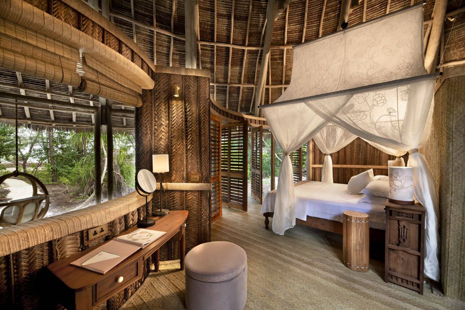 Suite aus Naturmaterialien. Wellnessbereich und Bett sind zu sehen.