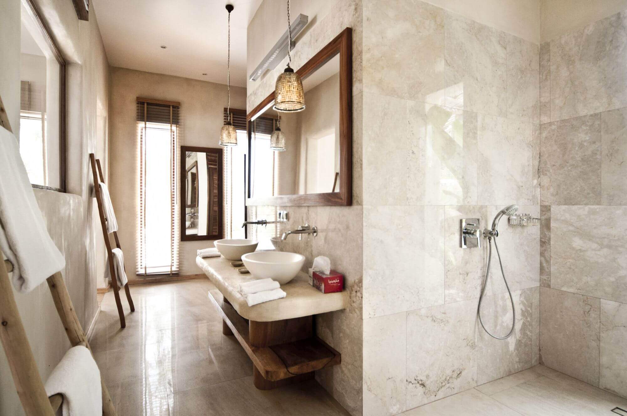 Weiß eingerichtetes, sehr elegantes Badezimmer mit großer Dusche.