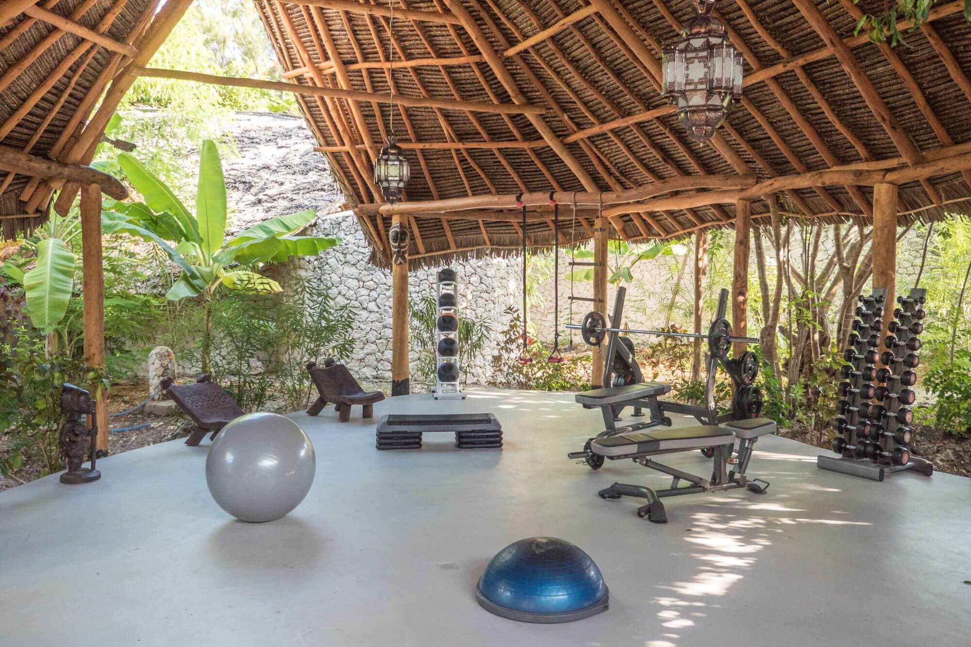 Gym in einer großen Halle mit hohem Dach in typisch tansanisch gedeckter Art.