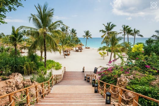Eine Holztreppe führt hinunter zum Strand.
