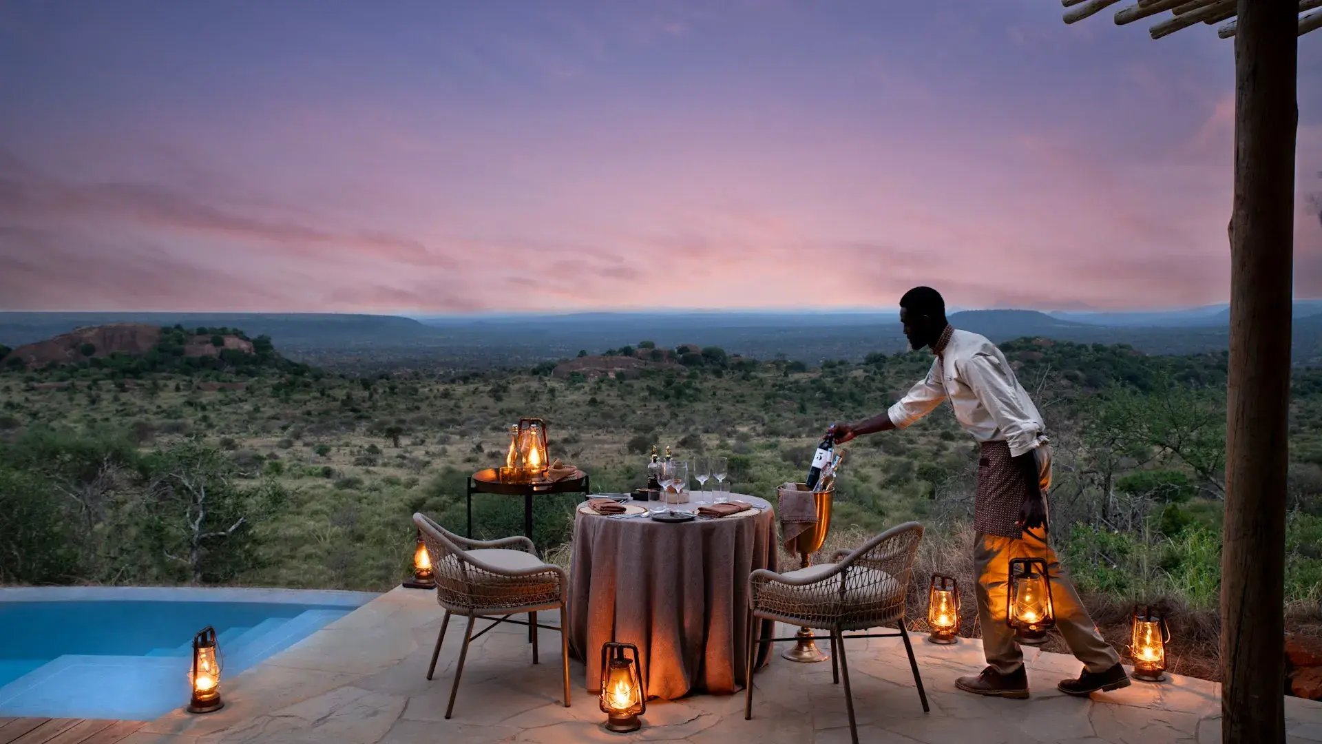 suyian-lodge-kenia-familienluxusreise-thefamilyproject-suite-deck-daemmerung