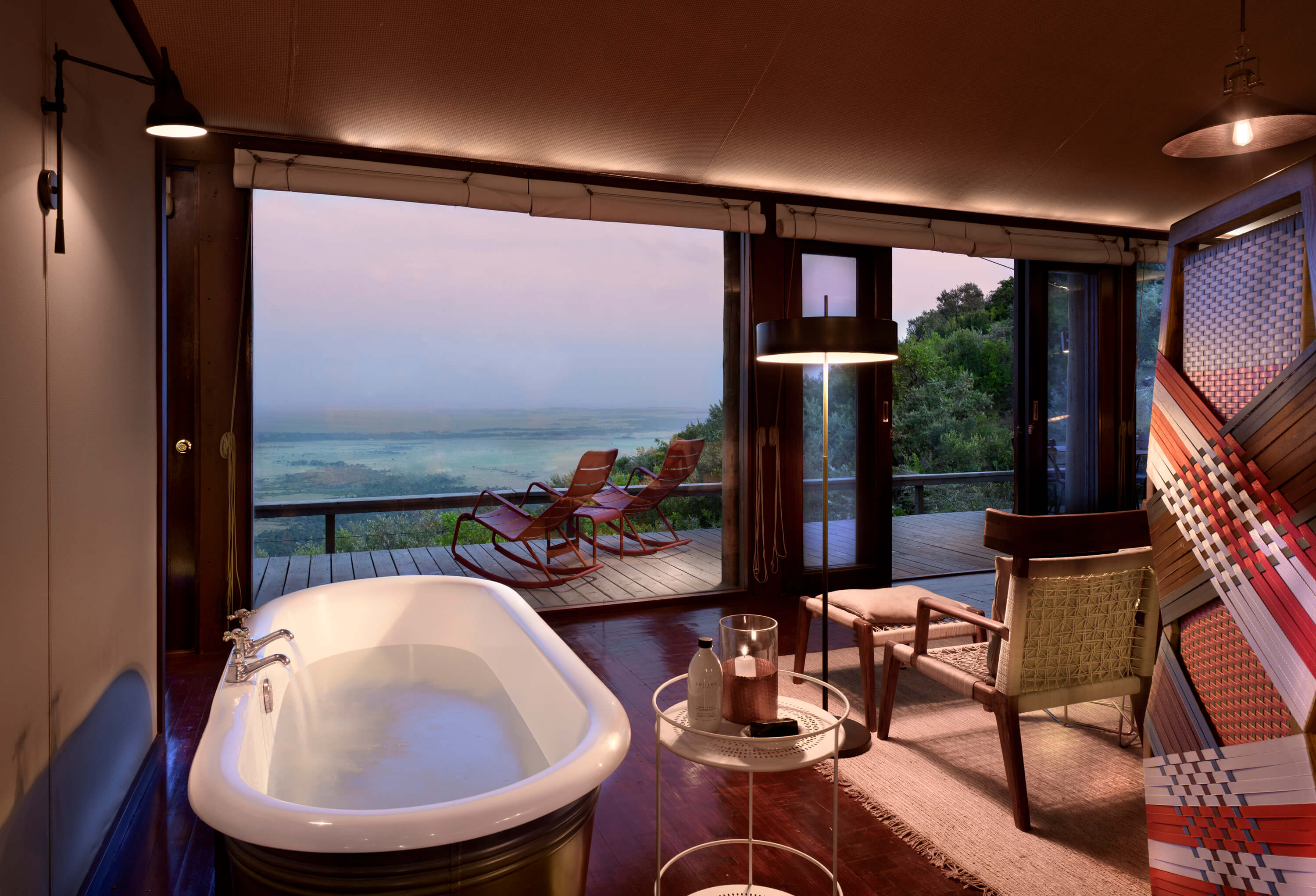 Freistehende Badewanne mit Blick aus einem Fenster in ein Tal.