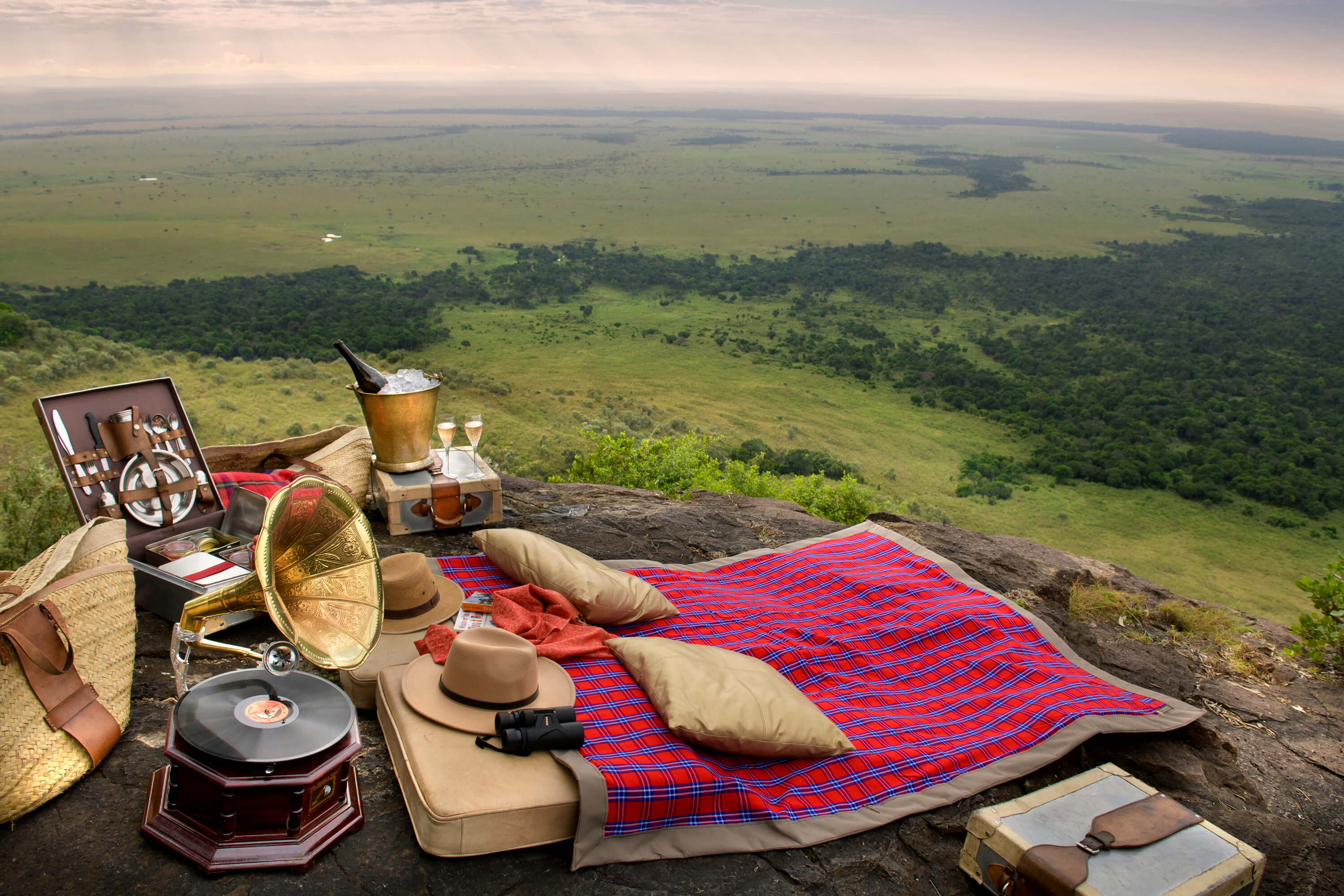 Picknick auf einem Felsvorspung mit Blick ins weite grüne Land.