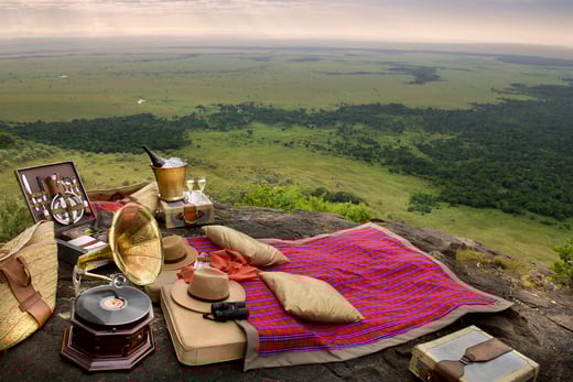 Picknick auf einem Felsvorspung mit Blick ins weite grüne Land.