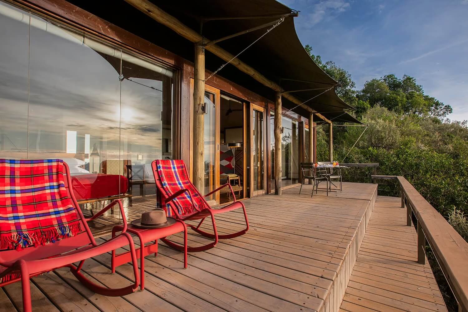 Großzügige Holzterrasse mit Sonnenliegen.
