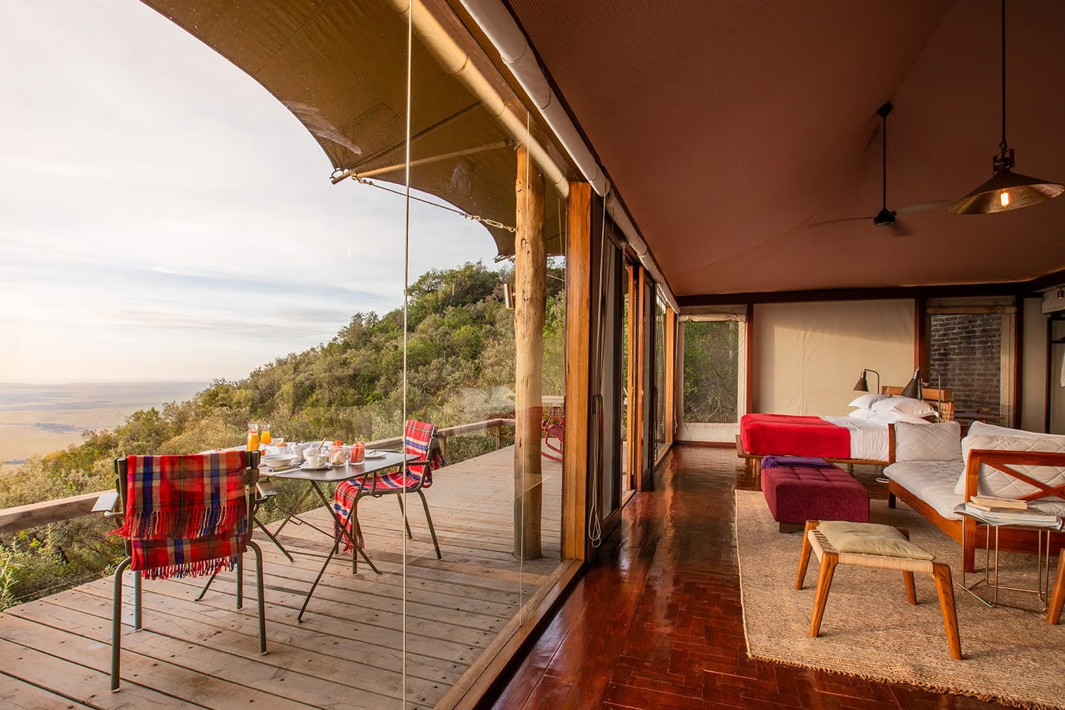 Luxuszelt mit Terrasse mit Sicht auf ein Tal direkt vor ihr.