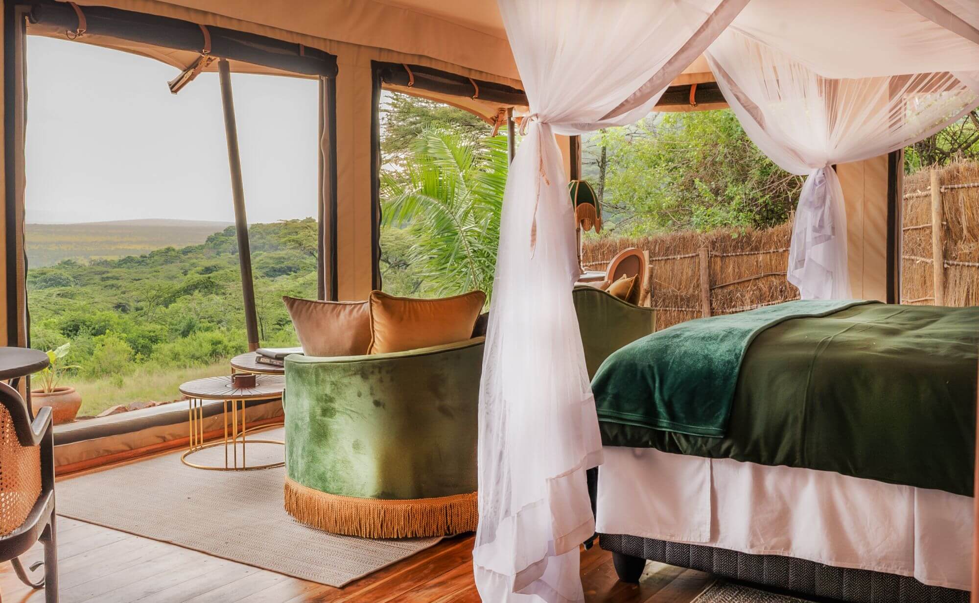 Vom Bett in einem Luxuszelt ist der Blick in die grüne Landschaft unverstellt und wunderschön.