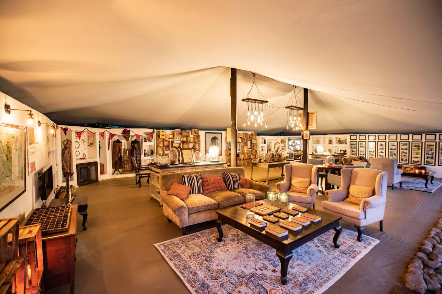Ein Museumszelt mit vielen Ausstellungsstücken und Bildern an den Wänden.