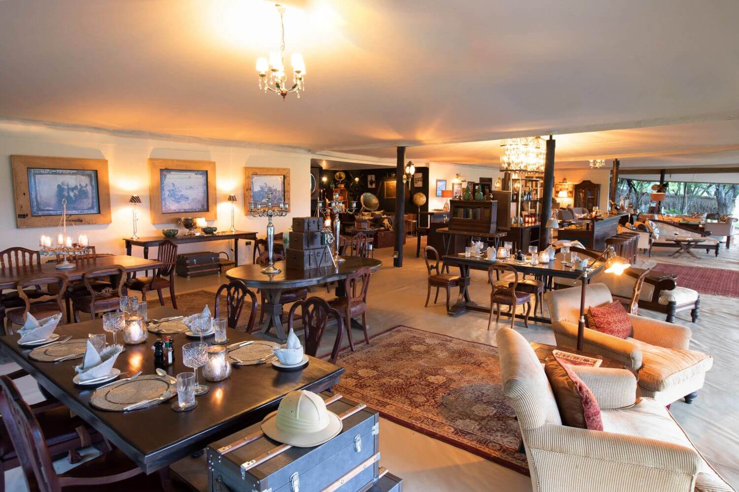 Restaurant mit gedeckten Tischen und Sofas am Rande.