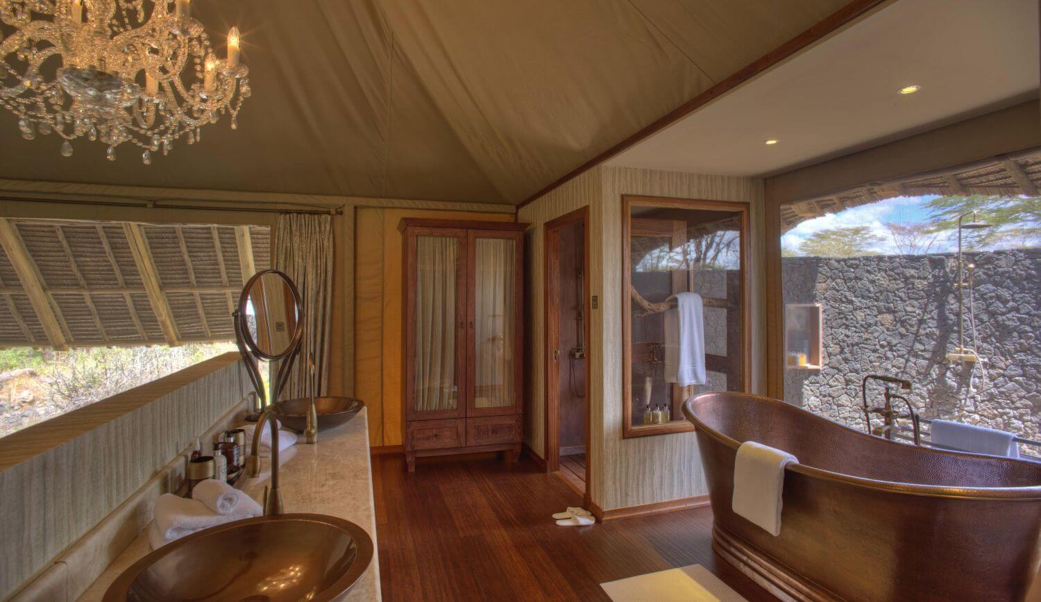 Luxuriöses Badezimmer im historischen Stil und freistehender Badewanne.