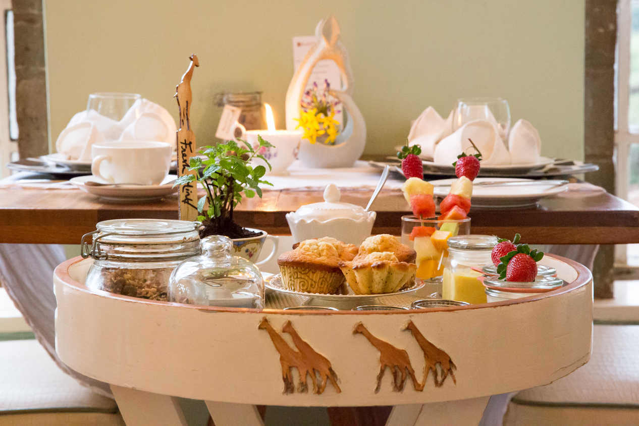 Frühstücksbuffets, auf einem Tischchen sind vier Giraffen abgebildet.