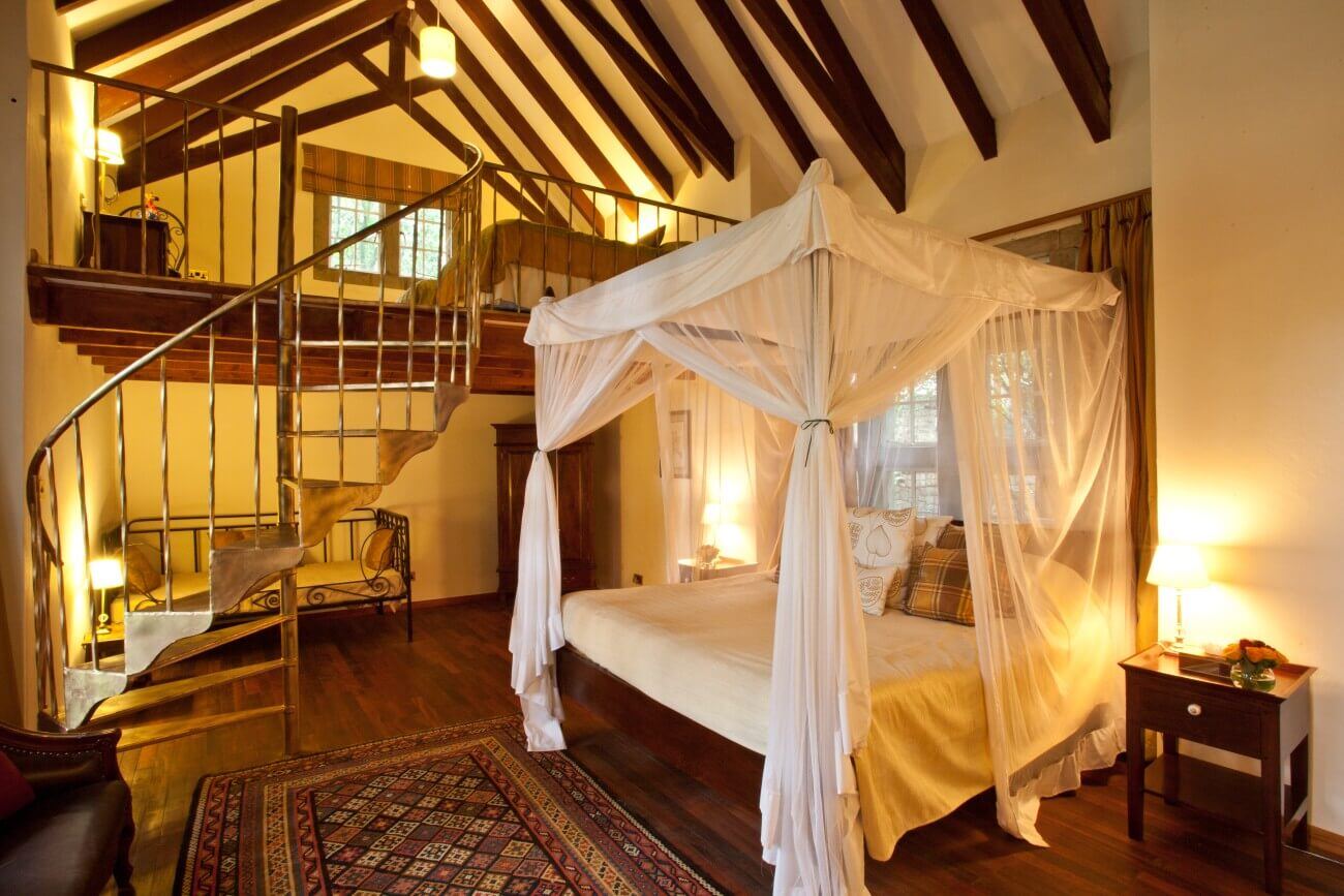 Großes weißes Himmelbett in einer Suite.