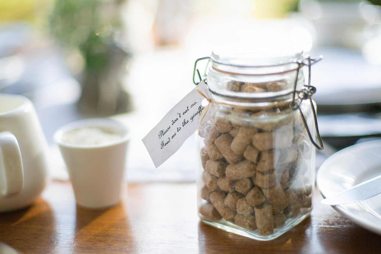 Pellets zum Füttern von Giraffen stehen abgefüllt in einem Glas.
