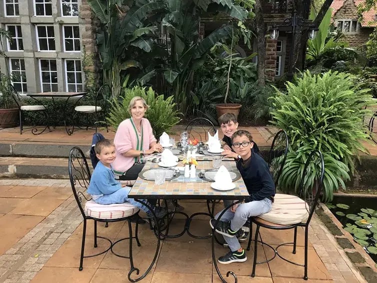giraffe manor hotel kenia afrika the family project luxus giraffen familienbild esse
