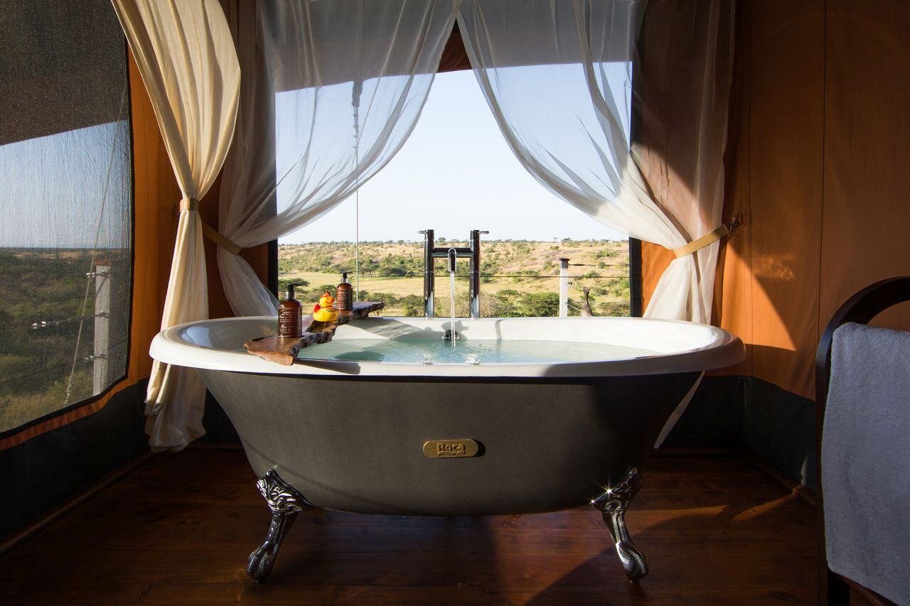 Freistehende Badewanne mit Blick nach draußen.