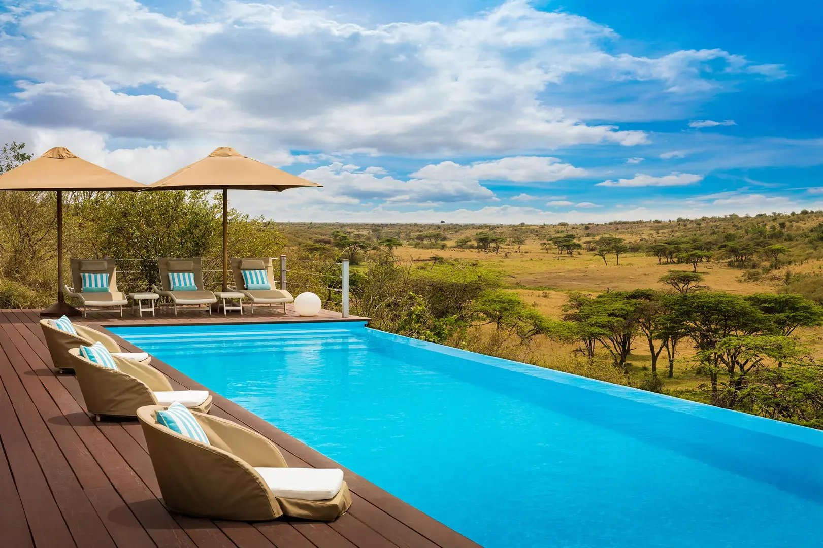 Pool auf einer Terrasse mit Blick in die Savanne.