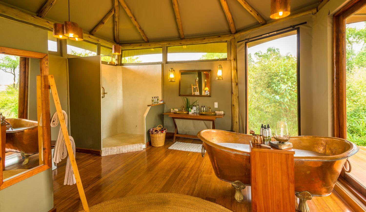 Badezimmer mit einer freistehenden Badewanne in gedeckten Tönen.