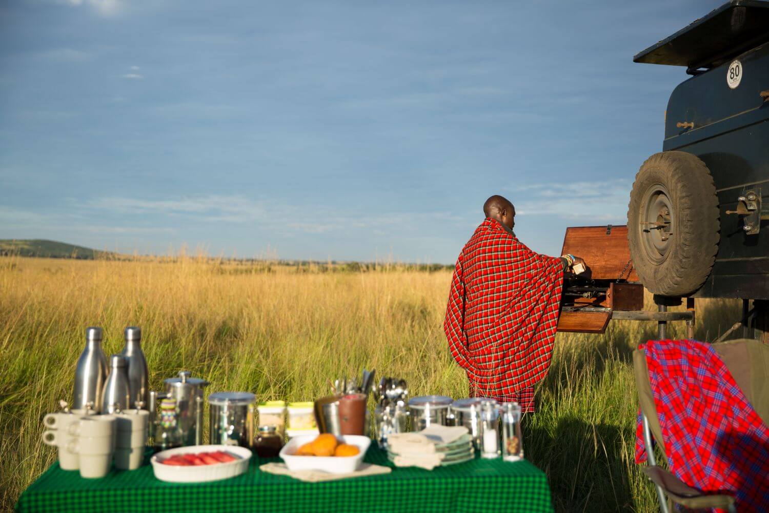 Pause bei einer Safari: In der Savanne wurde ein Tisch mit Essen und Trinken aufgebaut.