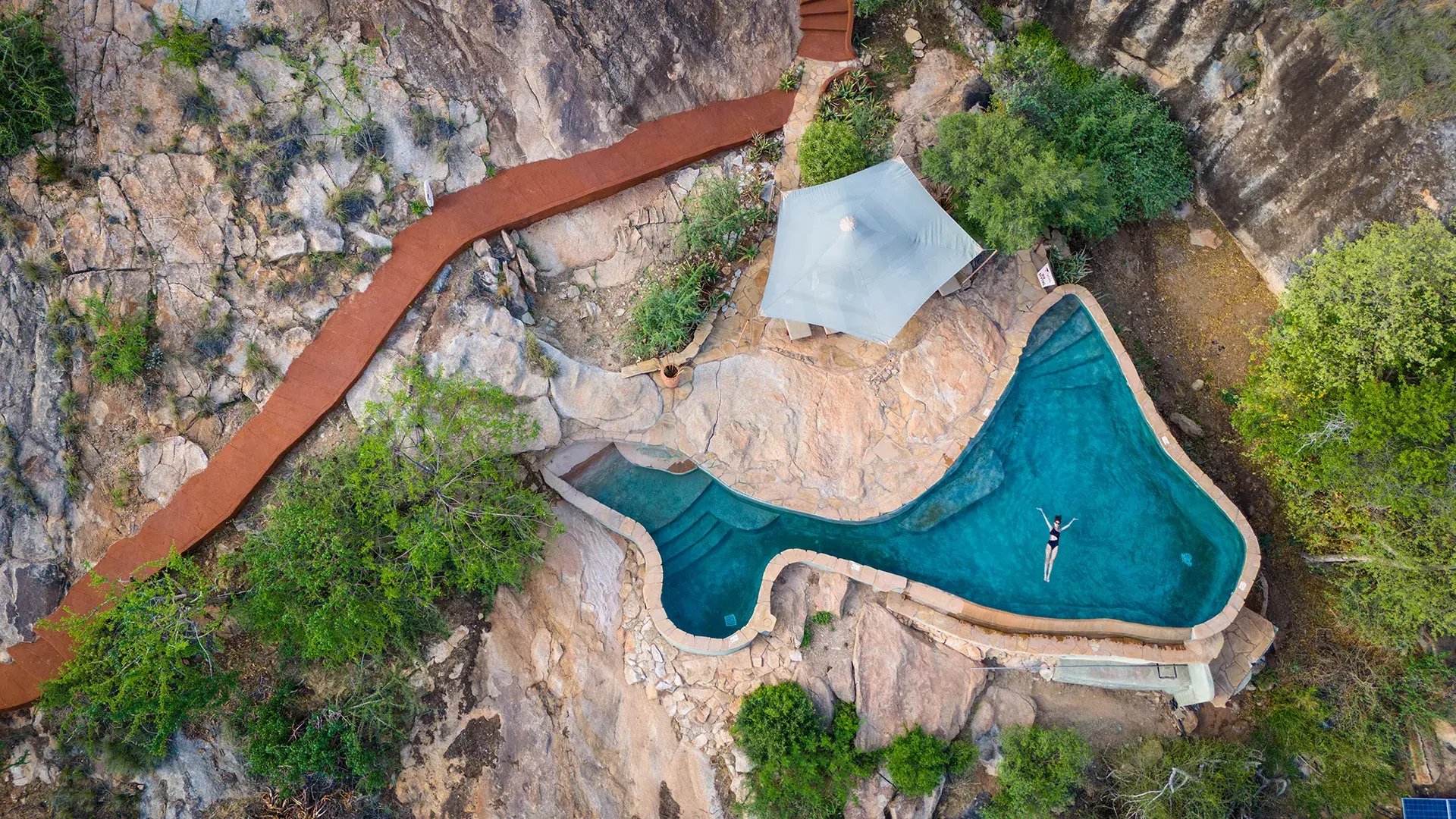 saruni samburu kenia afrika familienreise kinder the family project luxus luftbildaufnahme pool