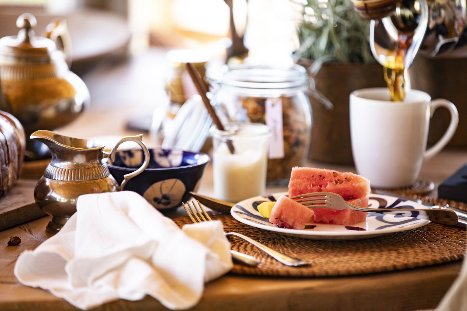 Frühstück mit Tee und Wassermelone.