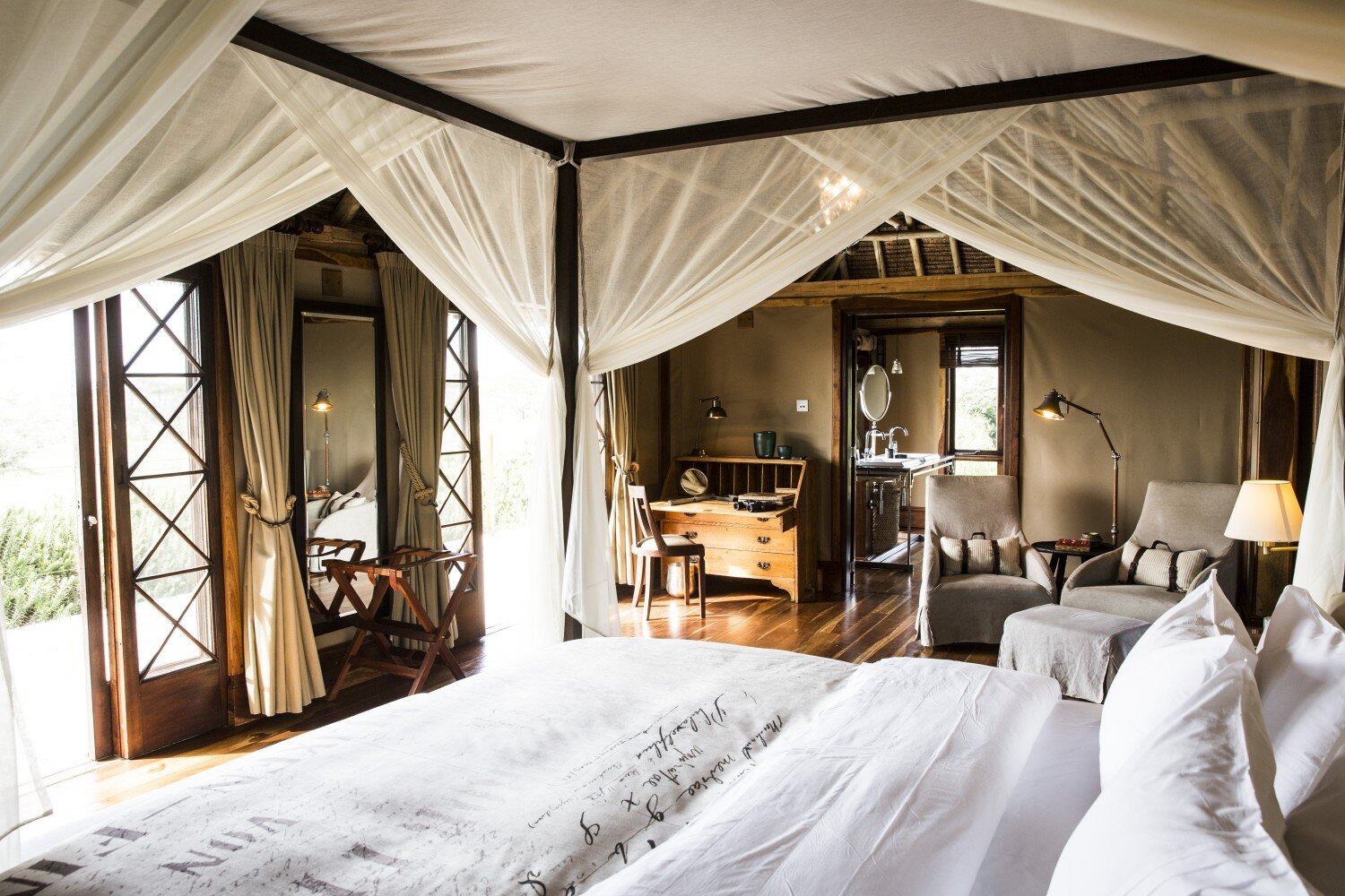 Großes Himmelbett im Cottages mit Blick ins Zimmer.