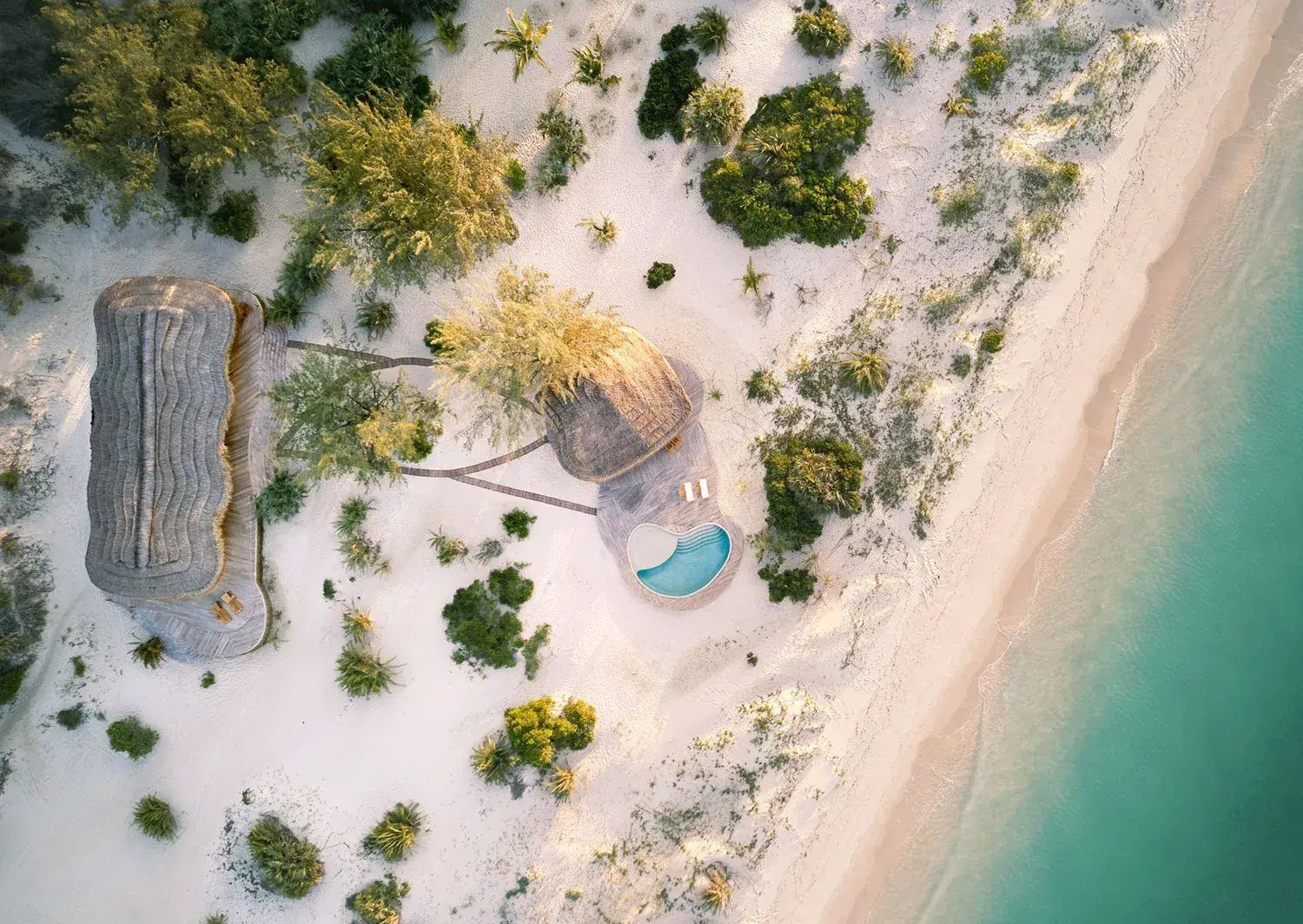 Strand und Hütte von oben