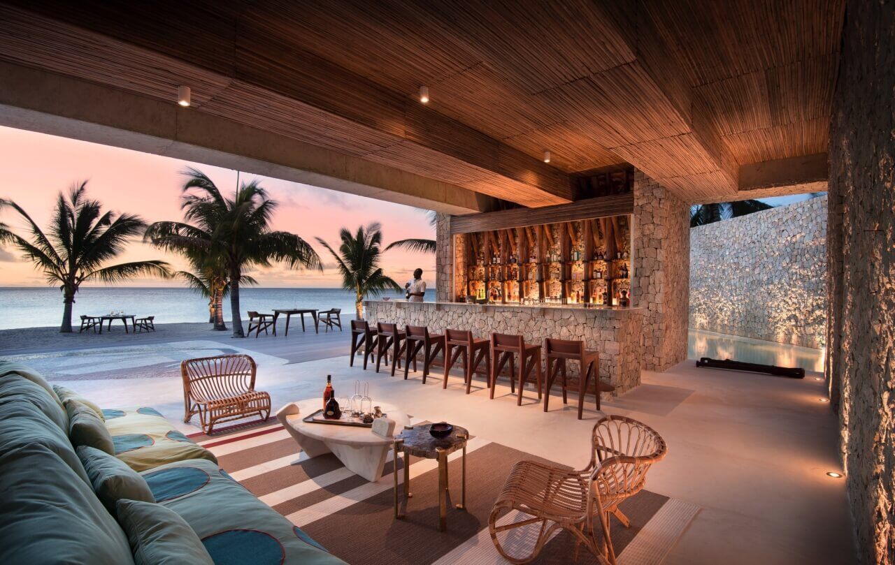 Tropische Beachbar aus natürlichen Materialien, angehnehm beleuchtet.