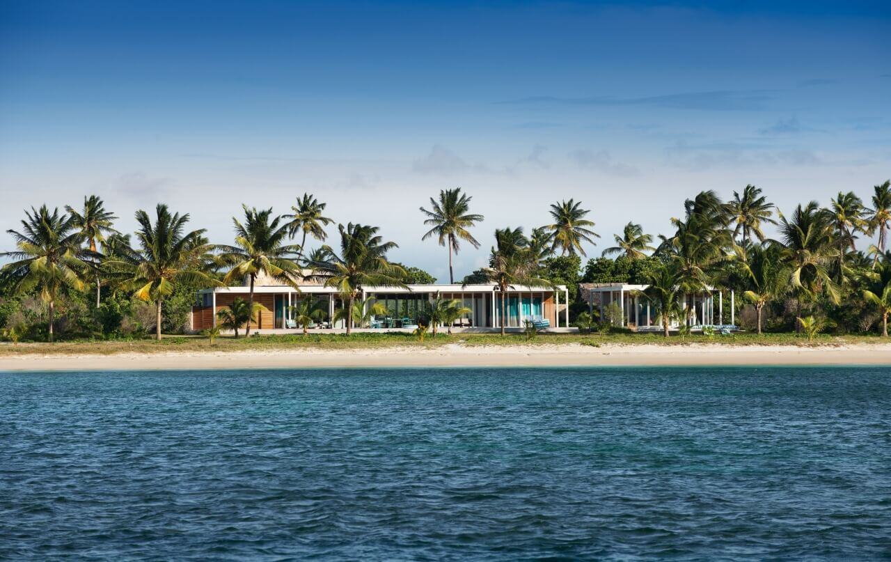 Blick vom Wasser an den Strand und die Unterkunft Miavana by Time & Tide.
