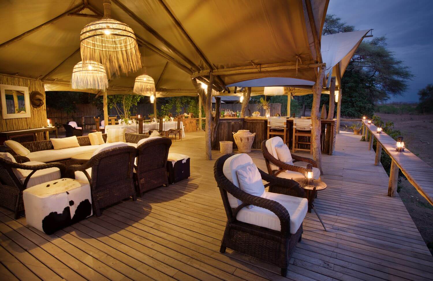Terrasse einer Lounge in der Abenddämmerung, sie ist gemütlich beleuchtet.