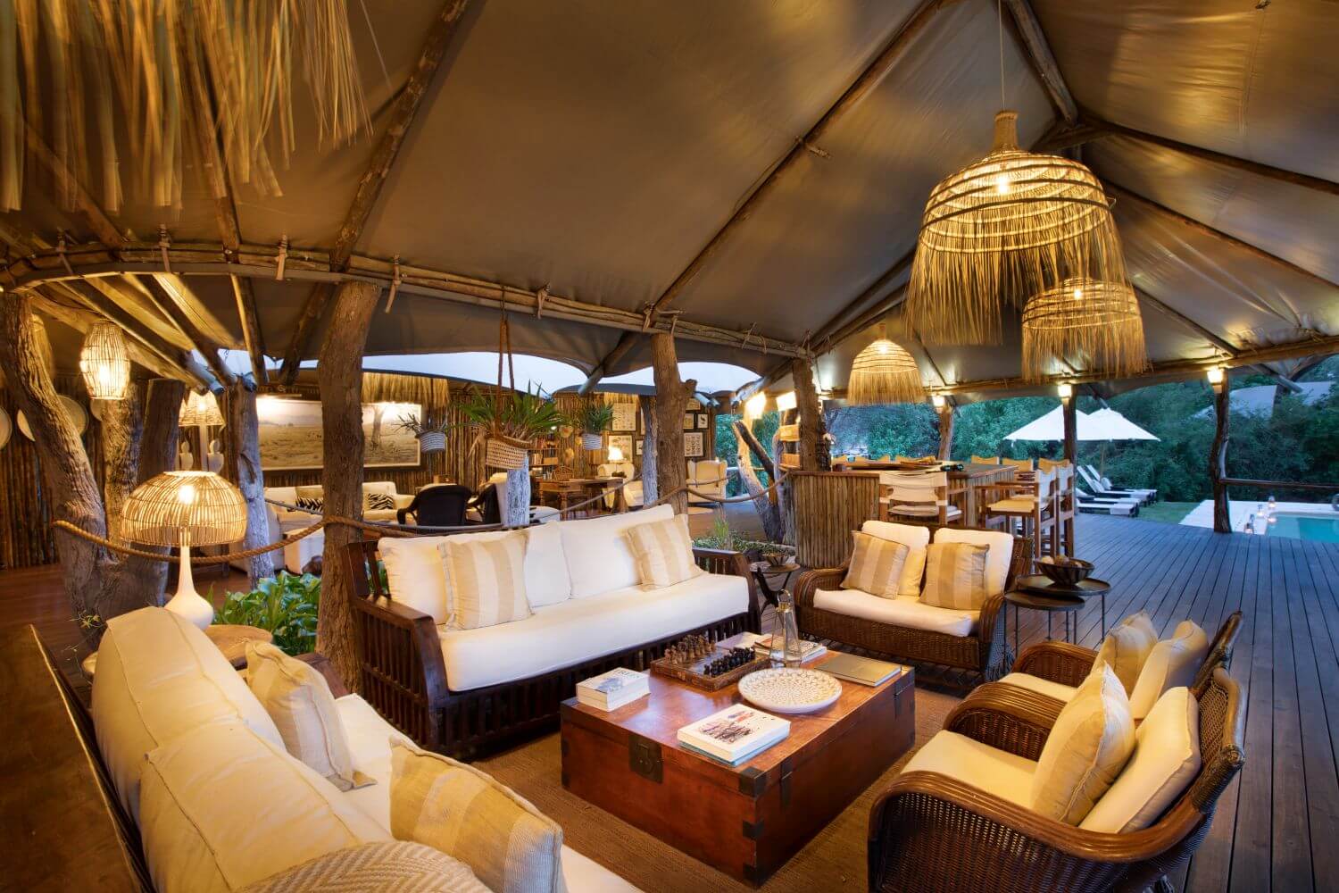Lounge mit vielen gemütlichen Sofas und Sitzmöbeln.