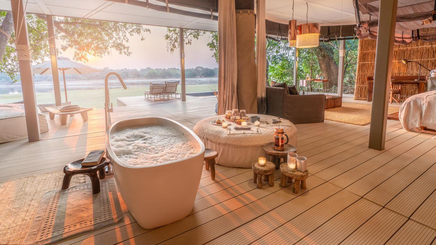 Freistehende Badewanne in einer großen Suite mit Blick ins Freie.
