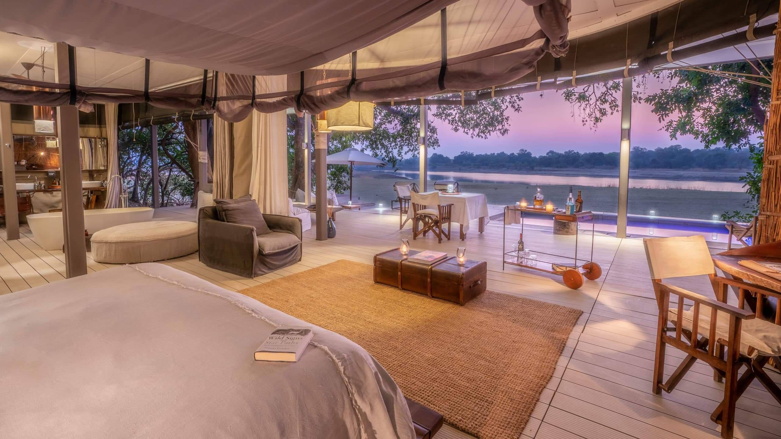 Blick aus einer großzügig geschnittenen Luxussuite ins Freie.