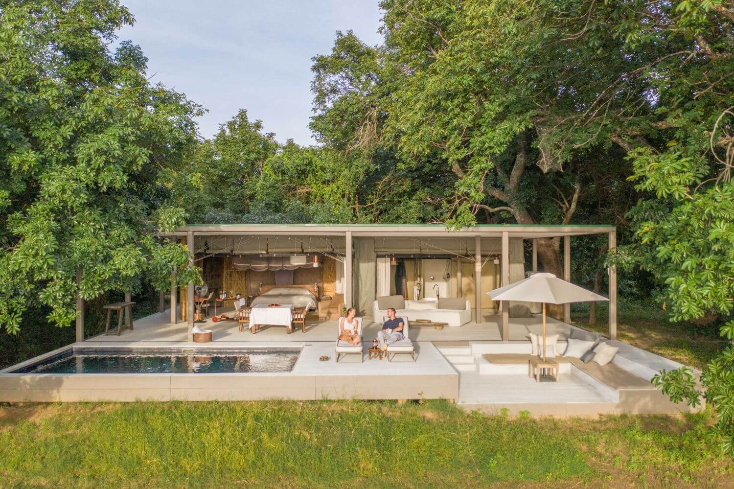 Offen gestaltete Luxuslodge mit Pool in der Wildnis Sambias