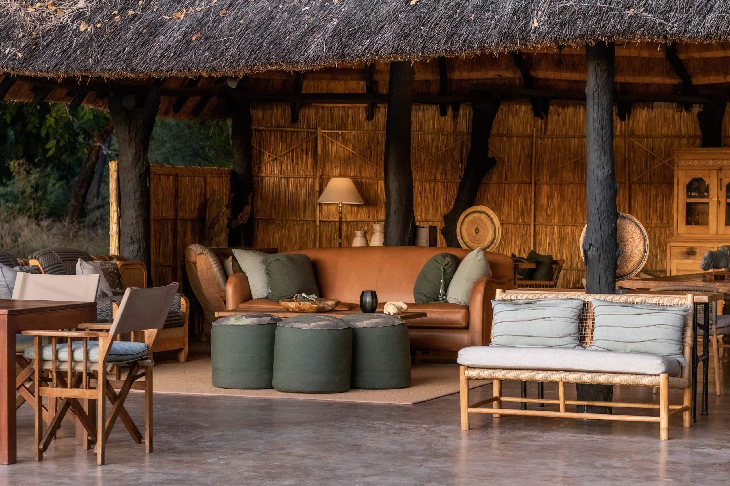 Lounge aus Naturmaterialien und vielen gemütlichen Sitzmöbeln.