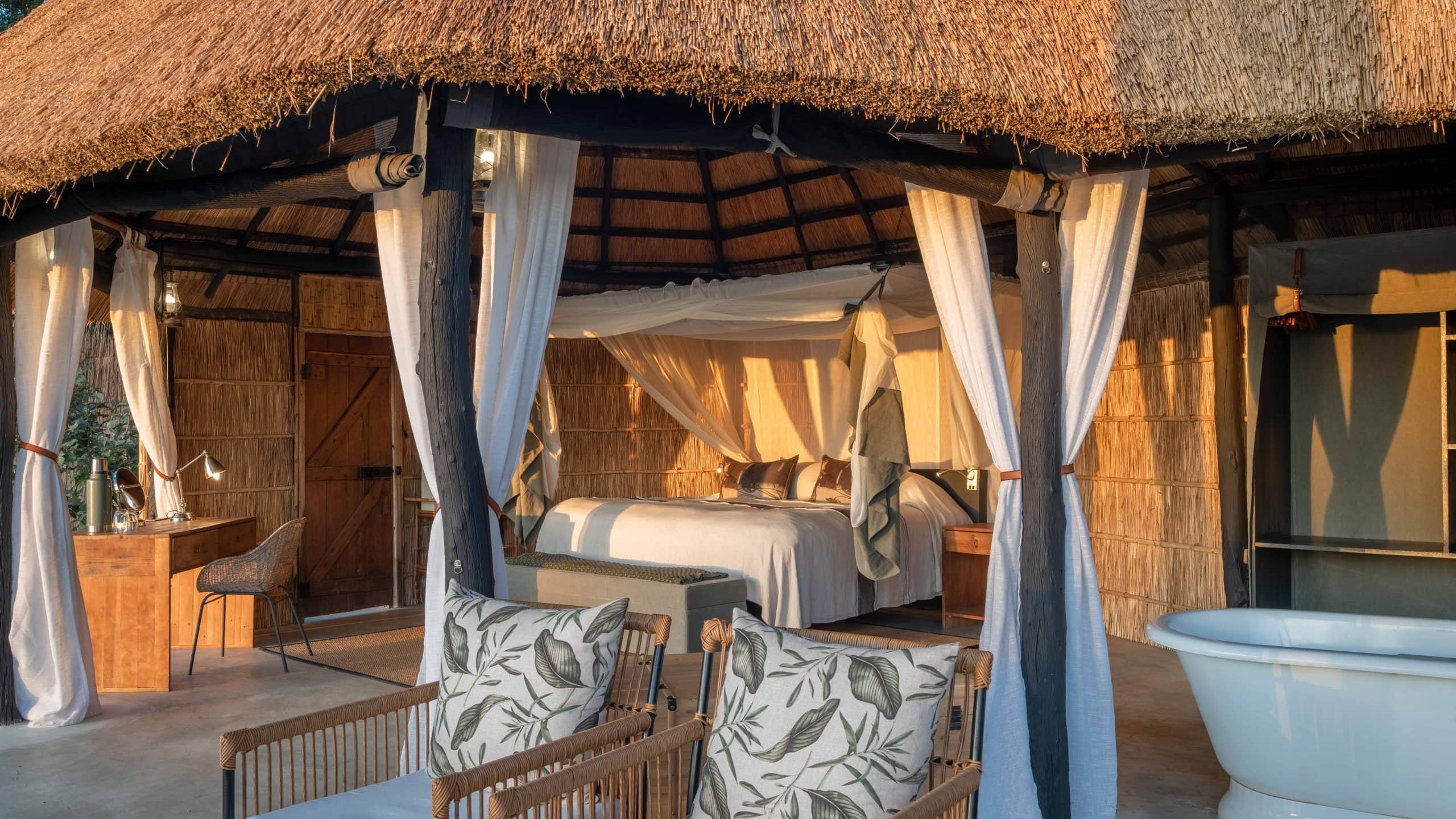 Luxussuite aus Tüchern und Naturmaterialien und eleganter Inneneinrichtung.