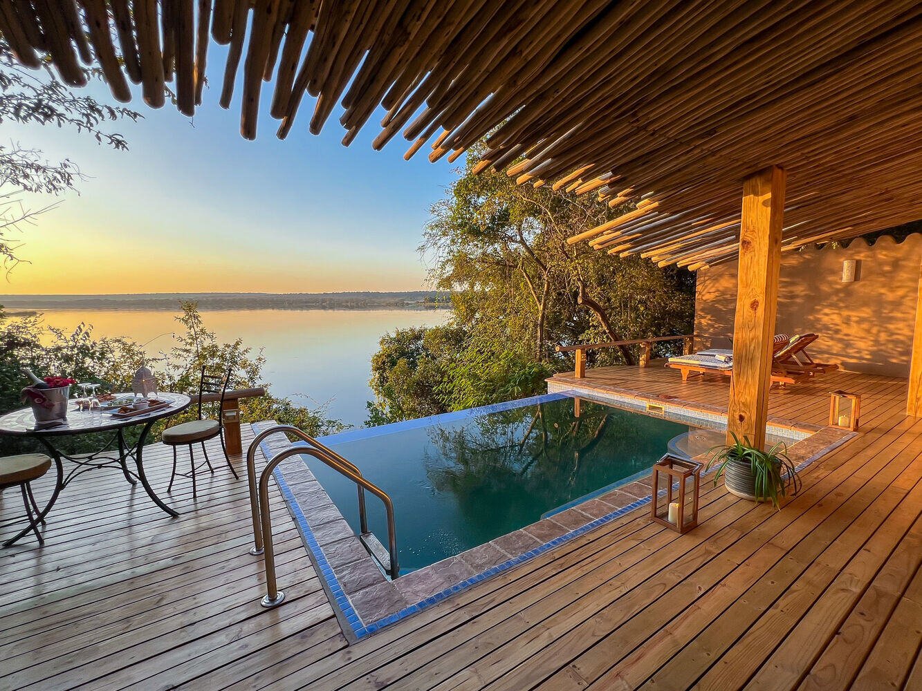 Überdachte Holzterrasse mit privatem Infinity-Pool.