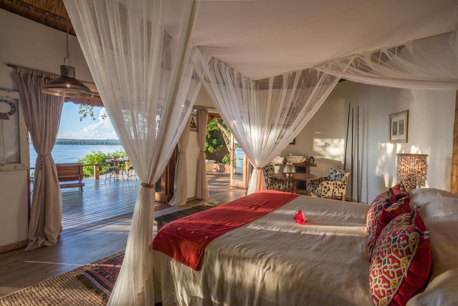 Große Suite mit Kingsize-Bett mit Blick ins Freie.