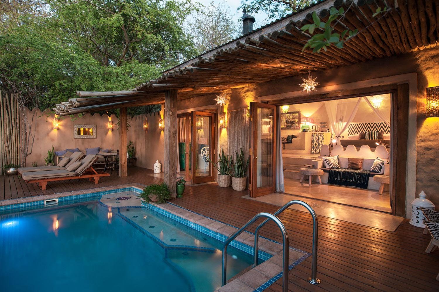 Beleuchtete Suite mit Sonnenterrasse und Pool.