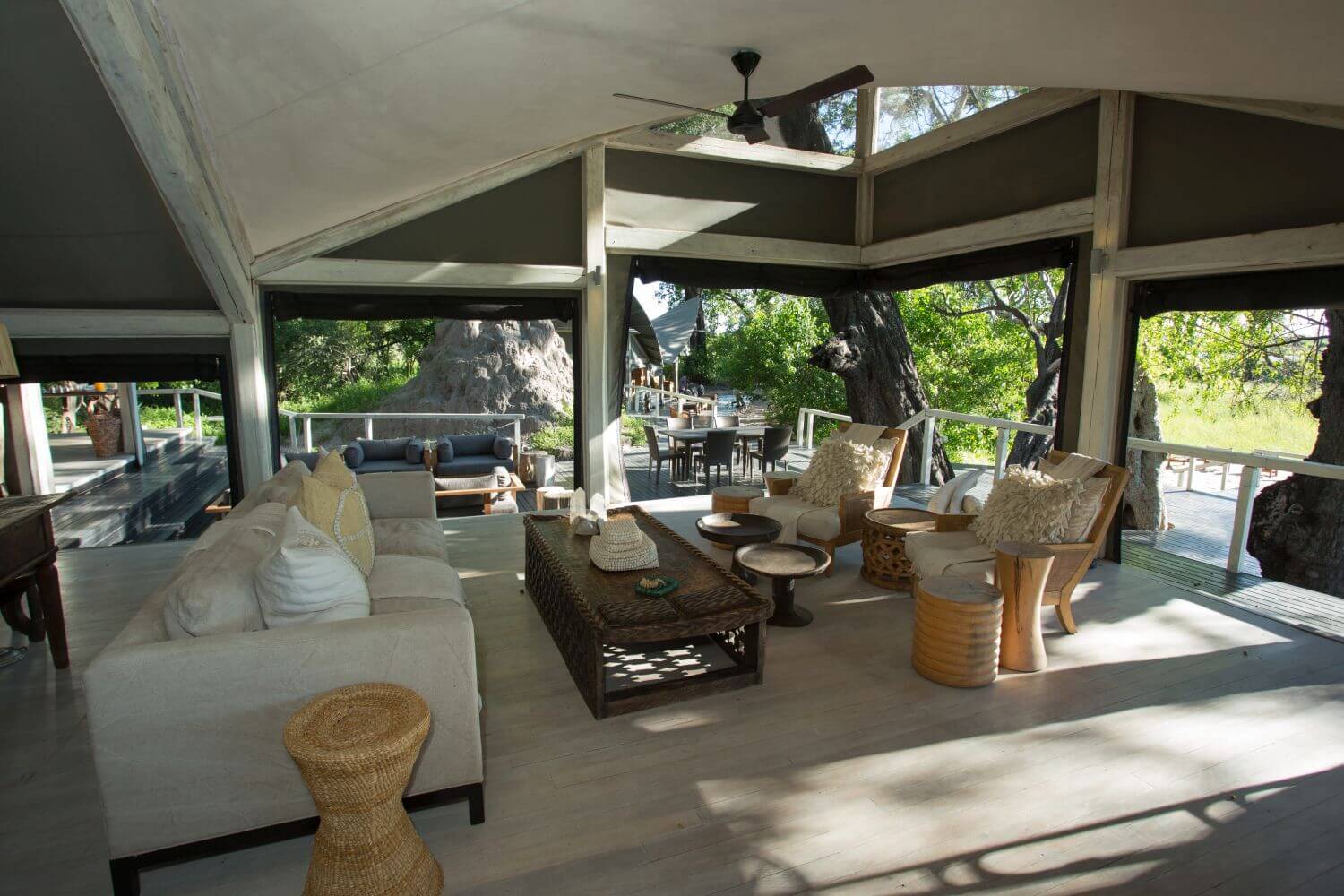 Großzüge Lounge mit gemütlichem Sofa und Sesseln in hellen Farben gehalten.