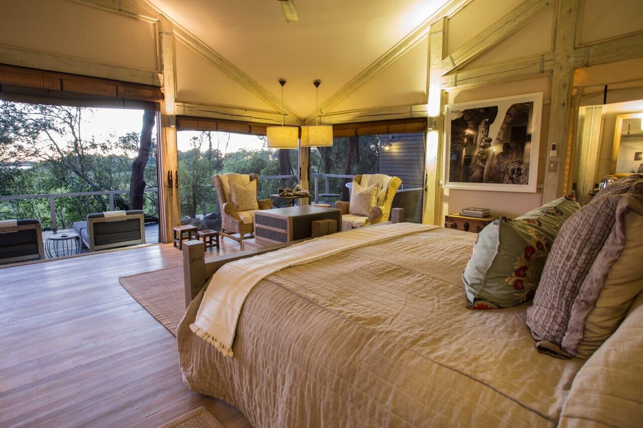 Großzügiges Schlafzimmer im Luxuszelt.