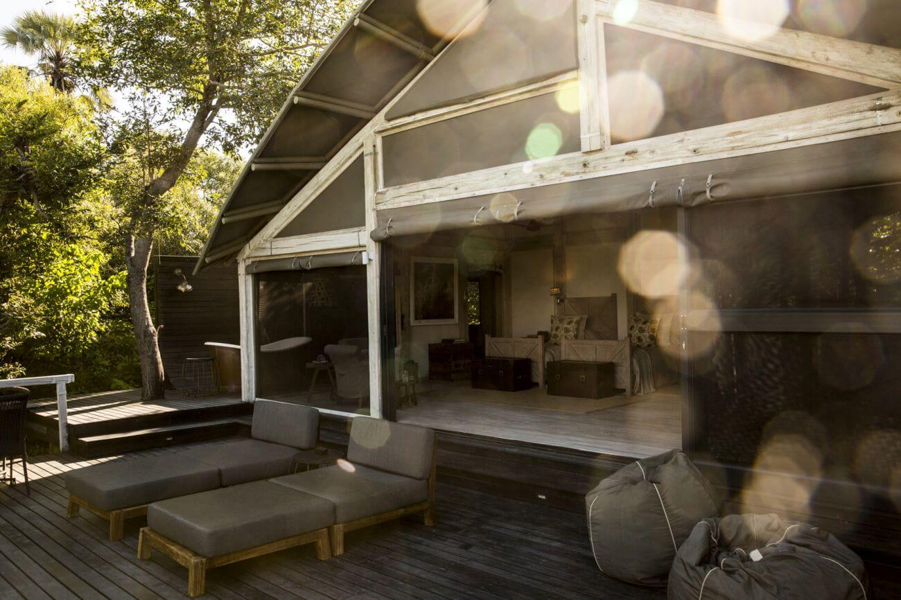Große Terrasse mit Sonnenliegen.