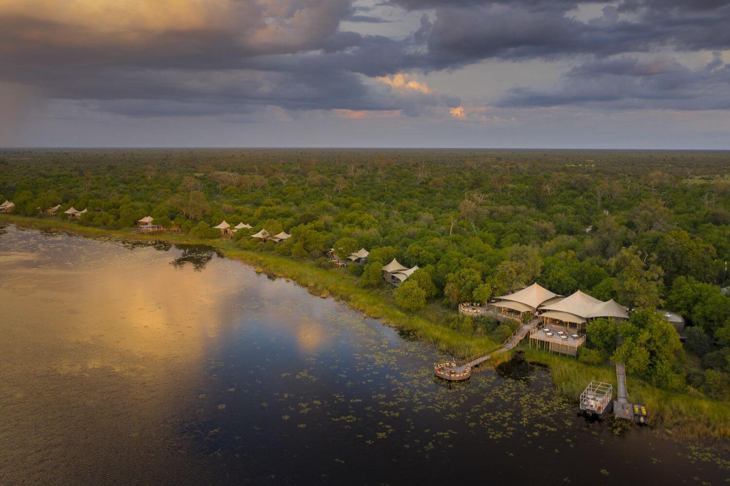 Das Camp DumaTau in Botswana liegt direkt am Flussufer.