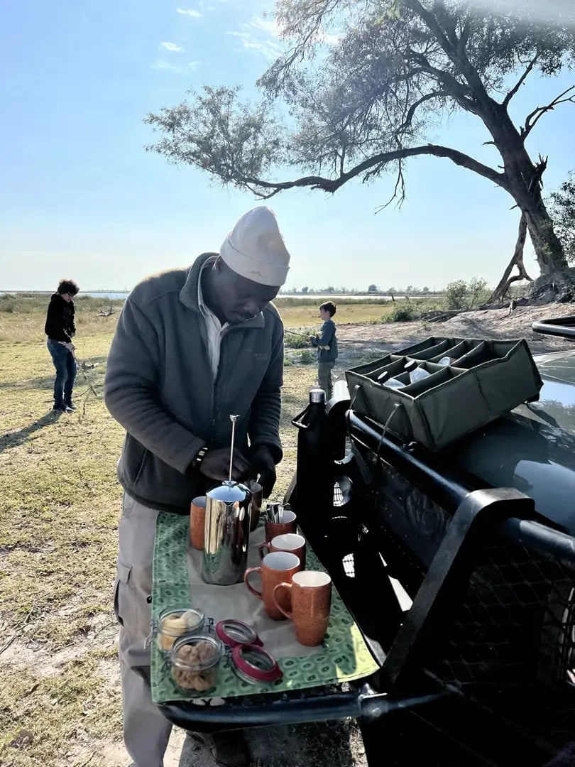 Auf Safari bereitet der Guide Heißgetränke während einer Pause zu.