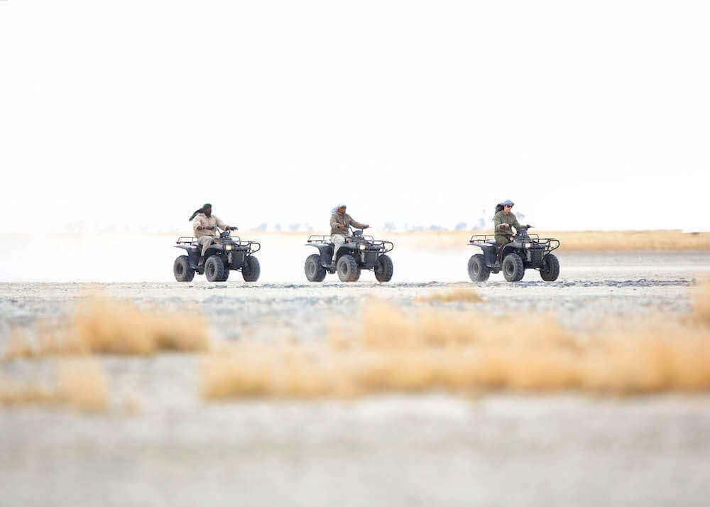 Drei Quadfahrer preschen durch die Wüste