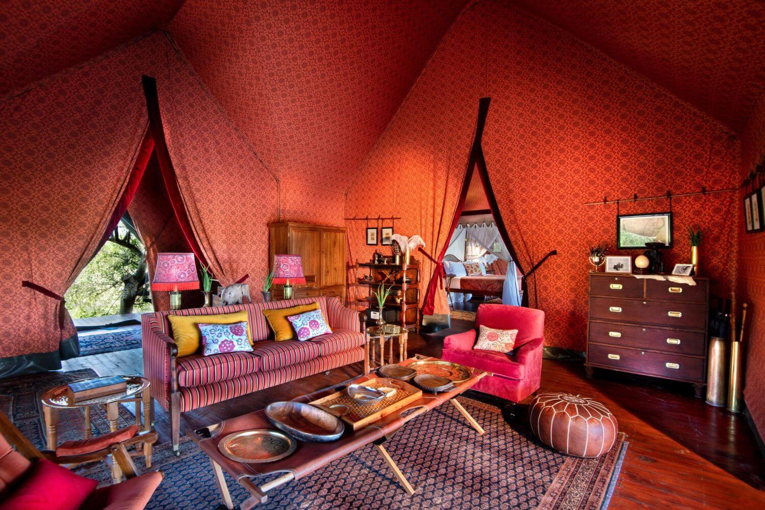 Lounge in roten Tönen gehalten und vielen Dekoelementen.